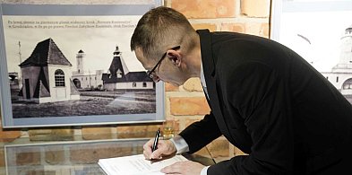 Nasi przedstawiciele na otwarciu wystawy "Od warsztatu do fabryki"-98031