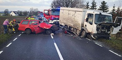 Zderzenie samochodu osobowego z ciężarówką, jedna osoba ranna-98409