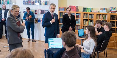 Sprzęt z KPO. Nowe laptopy i tablety  w szkołach Powiatu Chełmińskiego!-98794