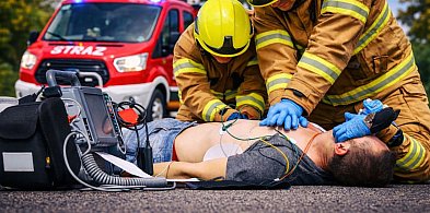 Błyskawiczna akcja ratunkowa przy markecie.  Kto uratował życie mężczyźnie?