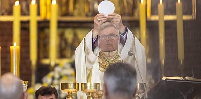 Zmartwychwstały objawia się przez ludzi