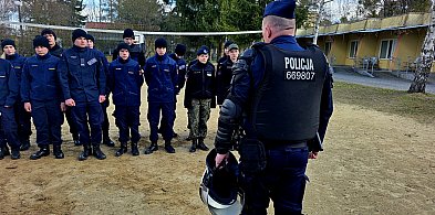 Policjanci szkolili młodzież klas mundurowych w Pieczyskach