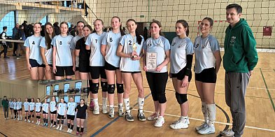 Młodzież gra w siatkówkę!