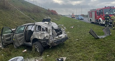 Dachowanie samochodu osobowego na A1 – jedna osoba poszkodowana-96444