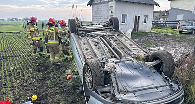 Wypadek w Papowie Biskupim: samochód dachował i uderzył w ogrodzenie-96696