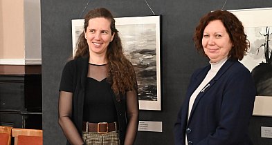 Wernisaż Agaty Jóźwiak: sztuka, która oddycha rytmem fal-97595