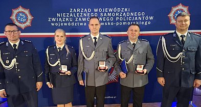 Policjanci z Chełmna nagrodzeni "Kryształowym Sercem"-97998