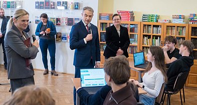 Sprzęt z KPO. Nowe laptopy i tablety  w szkołach Powiatu Chełmińskiego!-98794