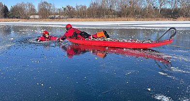 Pod strażakiem załamał się lód - drugi ruszył mu na ratunek...-99151