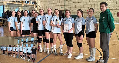 Młodzież gra w siatkówkę!