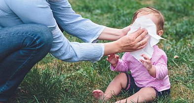 Higiena w warunkach polowych. Co spakować, by bezpiecznie przewinąć dziecko w tras