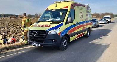 Upadek z motoroweru w Różnowie. Mężczyzna "wylądował" w rowie