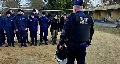 Policjanci szkolili młodzież klas mundurowych w Pieczyskach