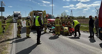 Wypadek na DW 548 w Krusinie – motocyklista ranny, służby w akcji