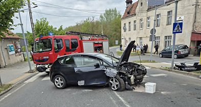 Groźny wypadek w Chełmnie. Auto uderzyło w drzewo, dwie osoby w szpitalu