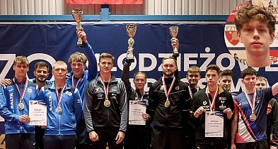 Mateusz Jagodziński z medalem Mistrzostw Polski w tenisie stołowym