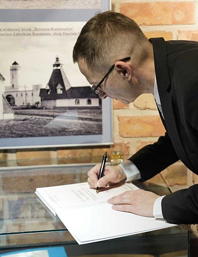 Nasi przedstawiciele na otwarciu wystawy "Od warsztatu do fabryki"-98031