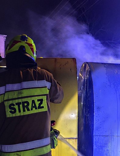 Pożar śmietnika w Płutowie. Szybka interwencja strażaków OSP Kijewo Król.-99064