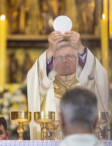 Zmartwychwstały objawia się przez ludzi