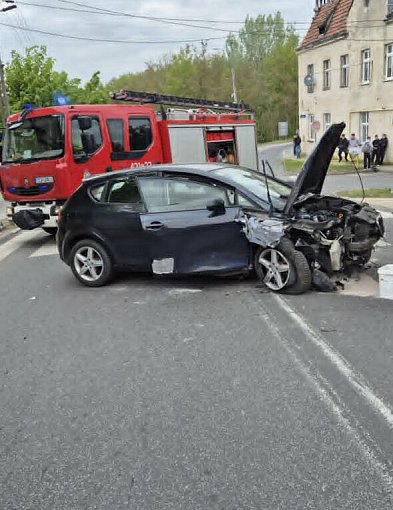 Groźny wypadek w Chełmnie. Auto uderzyło w drzewo, dwie osoby w szpitalu