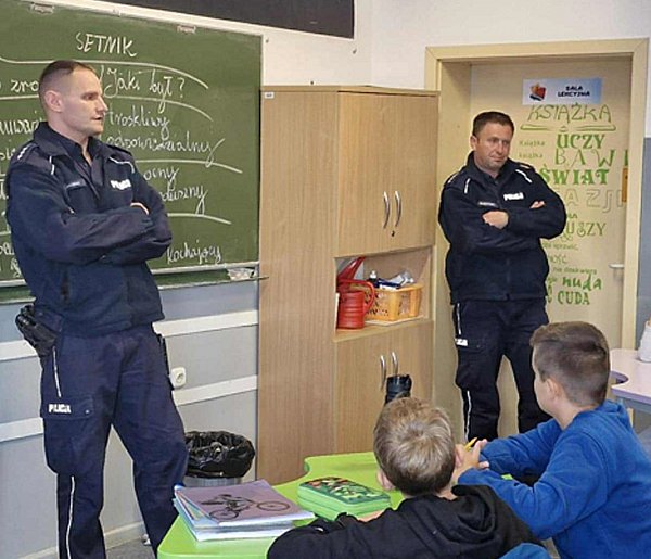 Chełmińscy policjanci uczą, jak przeciwdziałać przemocy rówieśniczej-95978