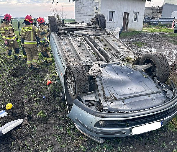 Wypadek w Papowie Biskupim: samochód dachował i uderzył w ogrodzenie-96696