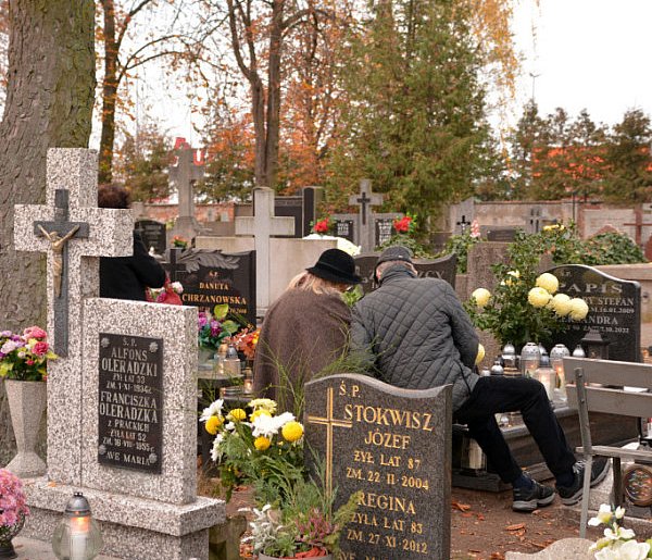 Savoir-vivre na 1 listopada. Jak się zachować podczas wizyty na cmentarzu?-96894