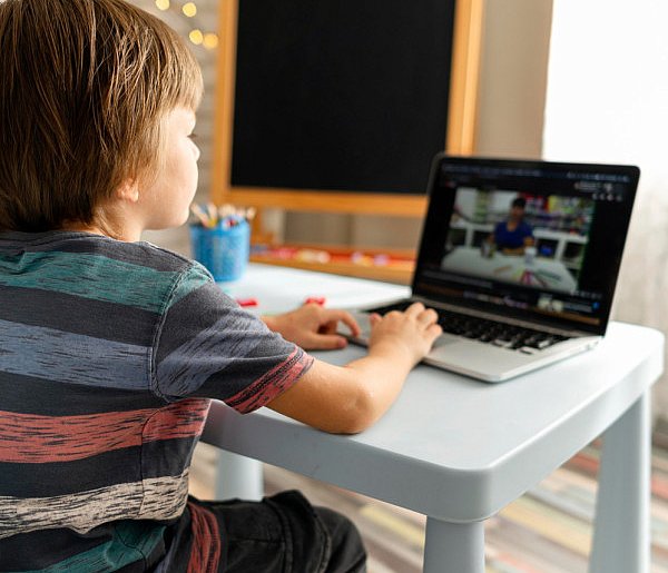 Popularni influencerzy mogą mieć kłopoty. Treści dla dzieci budzą kontrowersje-97361