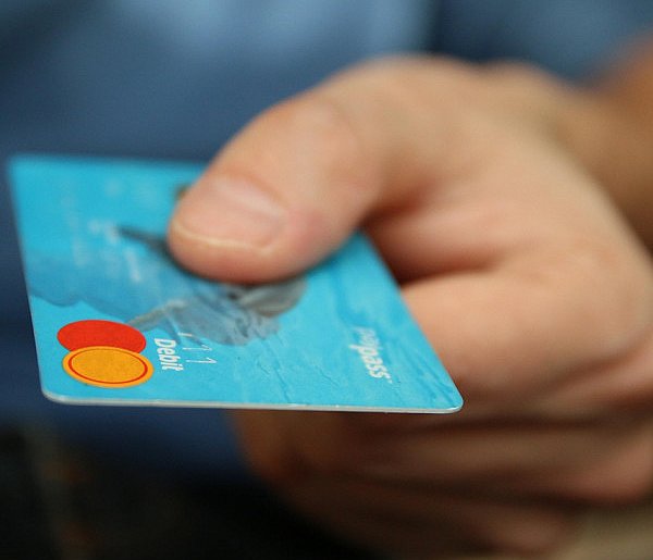 Fiskus skontroluje płatności kartą Polaków? Resort zabiera głos-97628