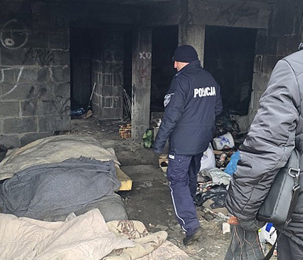Policjanci kontrolują miejsca przebywania osób w kryzysie bezdomności-97830