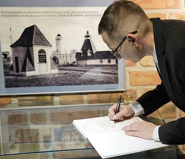 Nasi przedstawiciele na otwarciu wystawy "Od warsztatu do fabryki"-98031