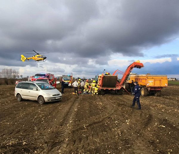 Poważny wypadek podczas prac rolnych w Bągarcie-98830