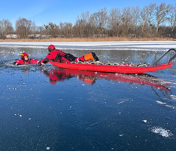 Pod strażakiem załamał się lód - drugi ruszył mu na ratunek...-99151