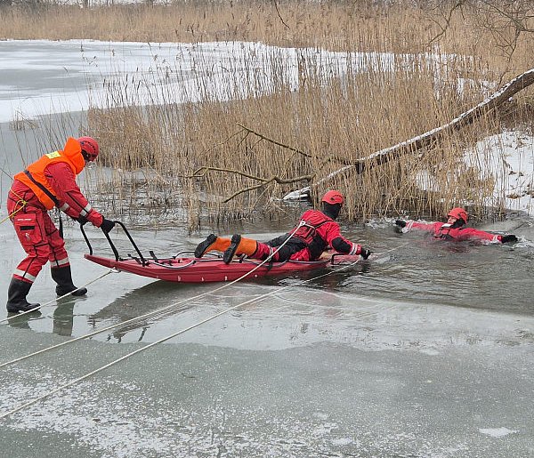 Bezpieczne akcje ratunkowe: Strażacy ćwiczą na lodzie-99397