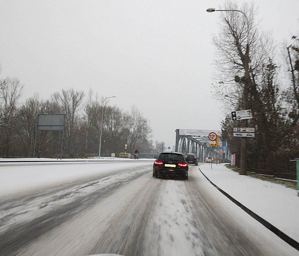 Poważne zagrożenie na drogach. Kierowcy często o tym zapominają-99490