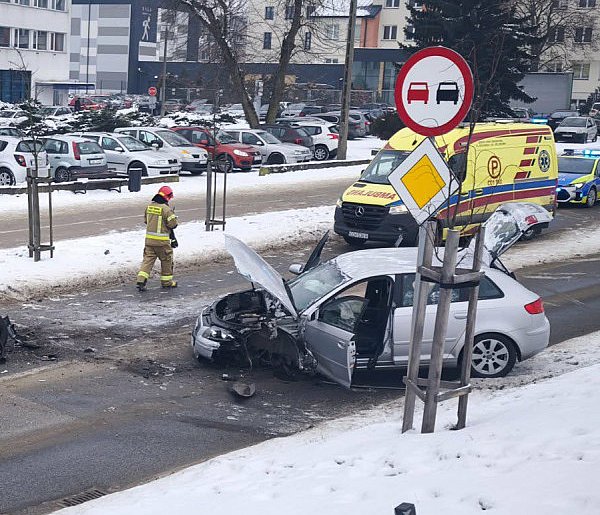 Wypadek na ul. Dworcowej w Chełmnie. Dwie osoby trafiły do szpitala