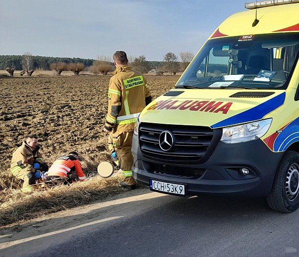 Upadek z motoroweru w Różnowie. Mężczyzna "wylądował" w rowie