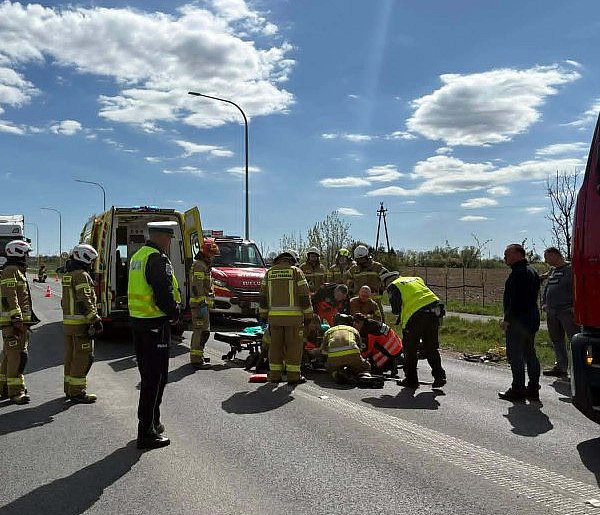 Wypadek na DW 548 w Krusinie – motocyklista ranny, służby w akcji