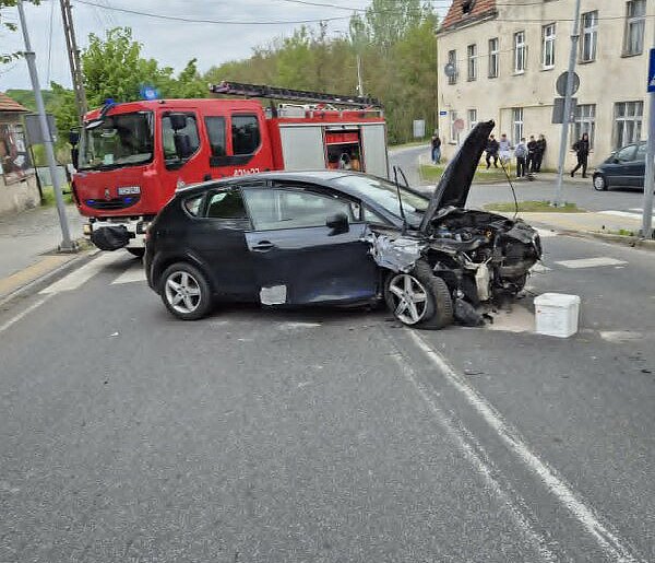 Groźny wypadek w Chełmnie. Auto uderzyło w drzewo, dwie osoby w szpitalu