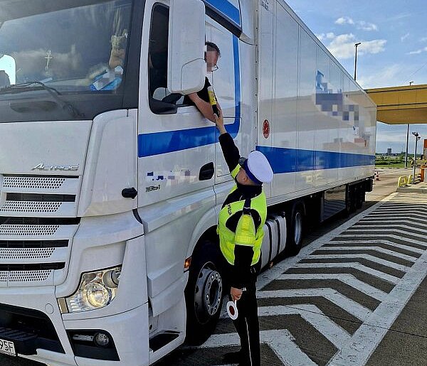 890 kierowców skontrolowanych podczas porannych działań na autostradzie