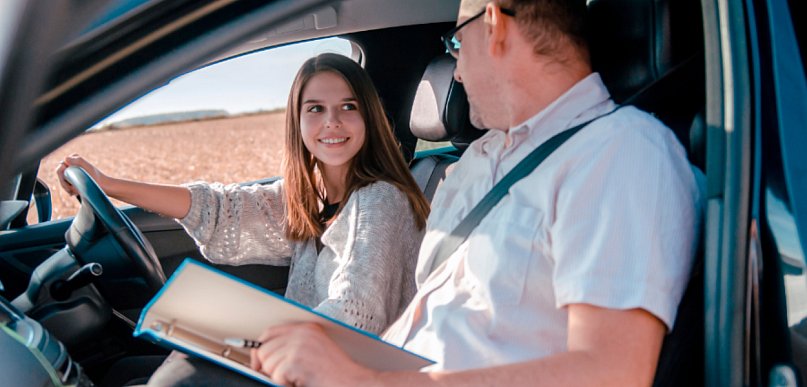 Prawo jazdy od podstaw - jak wygląda kurs w nowoczesnej szkole jazdy?