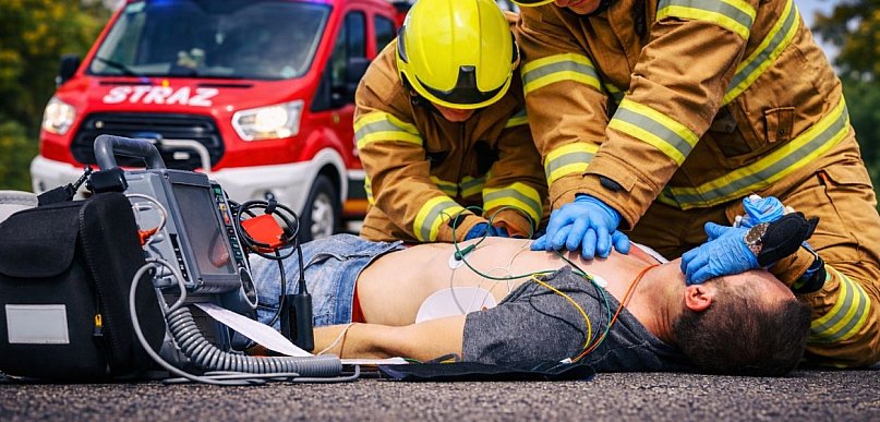 Błyskawiczna akcja ratunkowa przy markecie.  Kto uratował życie mężczyźnie?