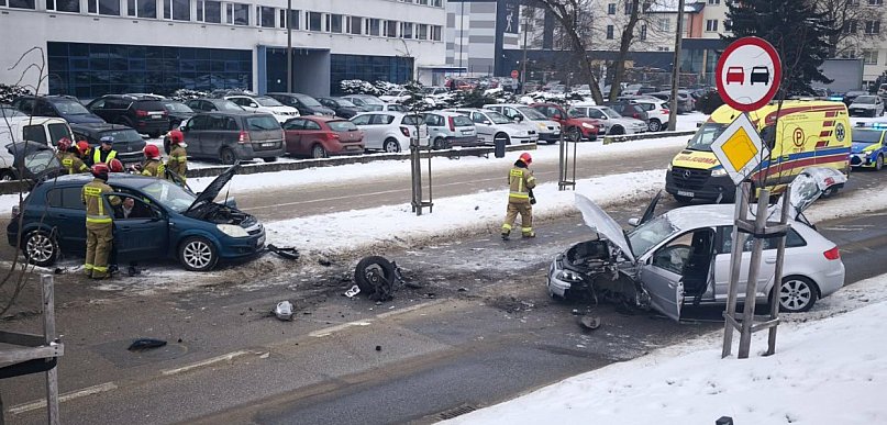 Wypadek na ul. Dworcowej w Chełmnie. Dwie osoby trafiły do szpitala