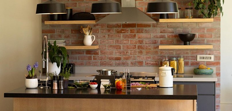 Cegła i czerń – duet, który nadaje wnętrzom charakter