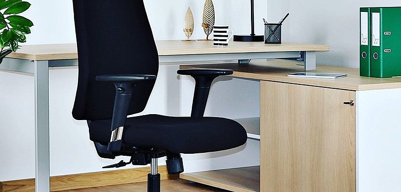 Ergonomiczny fotel biurowy a bóle pleców — co warto wiedzieć?