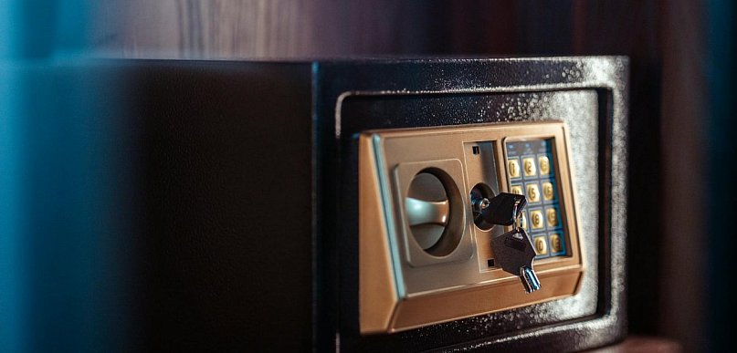Sejf S1 na broń krótką – czy to zawsze wystarczające zabezpieczenie w domu?