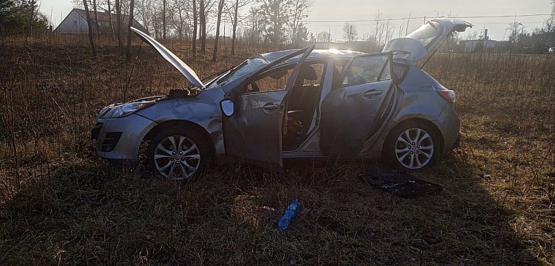 Dachowanie samochodu osobowego w Kolnie. Kierowca odmówił pomocy medycznej