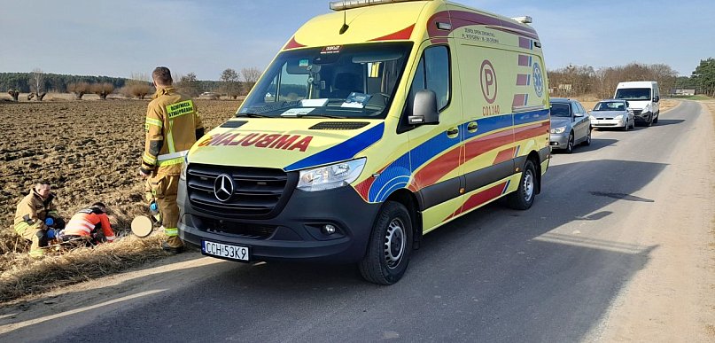 Upadek z motoroweru w Różnowie. Mężczyzna "wylądował" w rowie