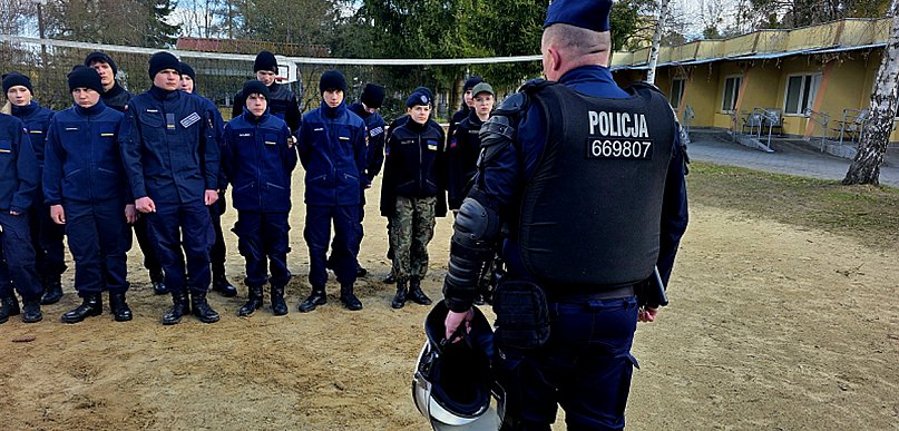 Policjanci szkolili młodzież klas mundurowych w Pieczyskach