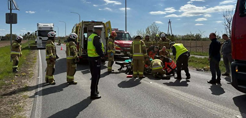 Wypadek na DW 548 w Krusinie – motocyklista ranny, służby w akcji